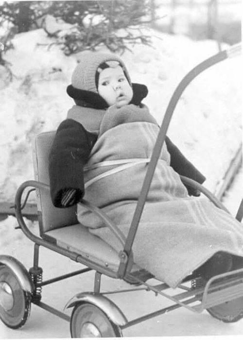 Description de l’image : bébé dans un landeau