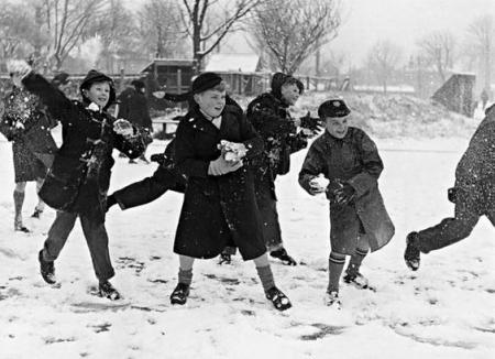 Description de l’image : petits garçons lors d'une bagarre de boules de neige