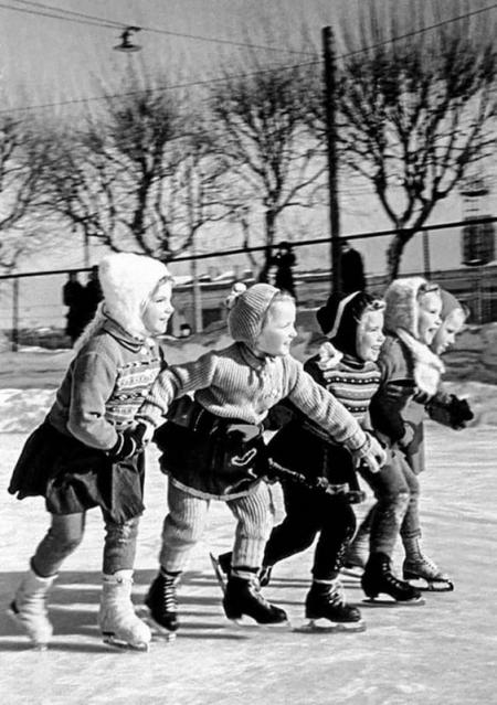 Description de l’image : petite filles faisant du patin à glace