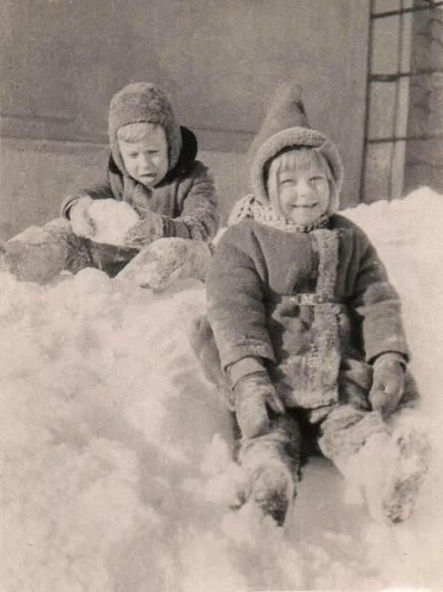 Description de l’image : deux enfants jouant dans la neige