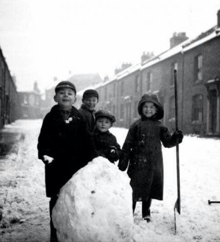 Description de l’image : enfants faisant un bonhomme de neige