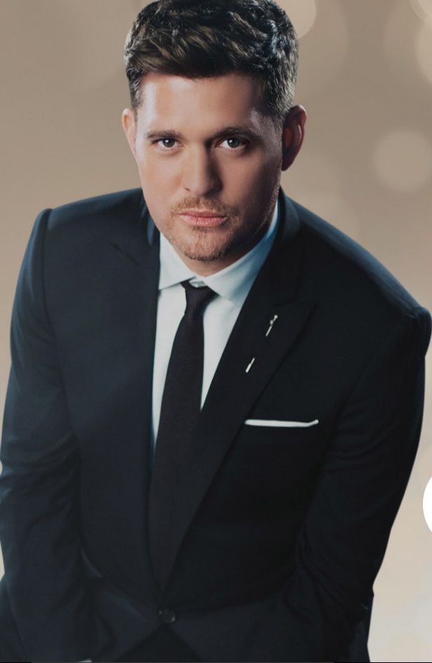 Une photo de Michael Bublé en costume foncé regardant l'objectif
