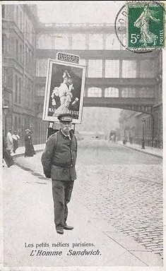 Ancien métier : homme sandwich dans la rue