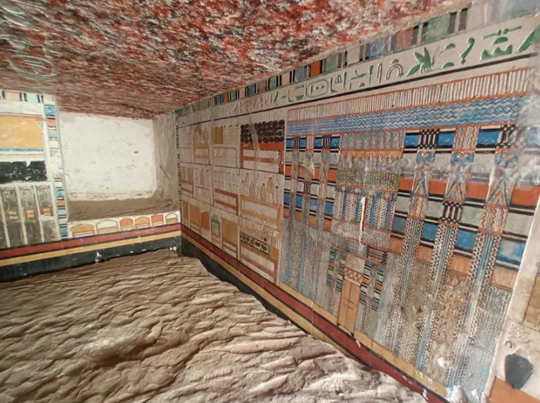 Intérieur de la tombe