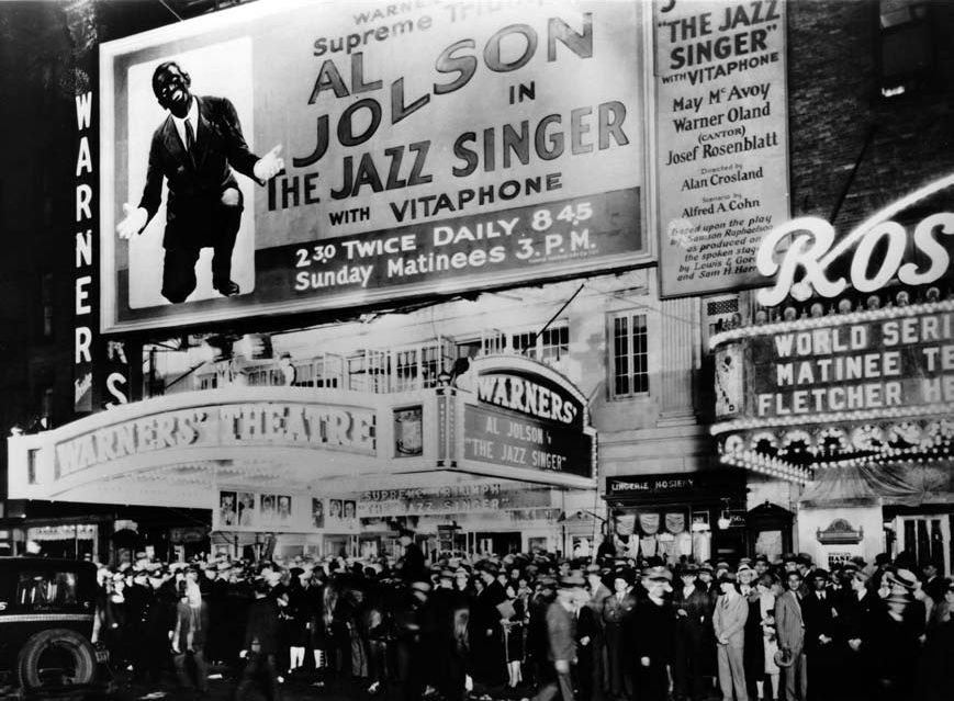 La foule devant un cinéma pour la Première du Chanteur de Jazz