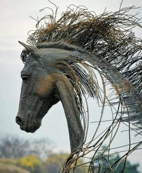 Œuvre du jour représentant la sculpture d'une tête de cheval à partir de fil de fer, acier inoxydable, cuivre & laiton 